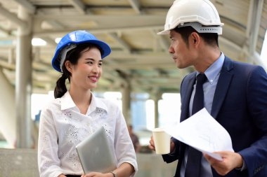 İşbirliği ve birlikte bir ekip olarak çalışmaya katılıyorum. Projeyi iade etmek için mühendis Başkanı. Portre profesyonel mühendis