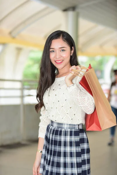 Glücklich Asiatische Frau Mit Einkaufstüten — Stockfoto