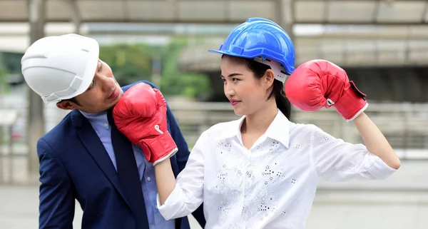 Arquitecta Guantes Boxeo Patear Colega Masculino — Foto de Stock