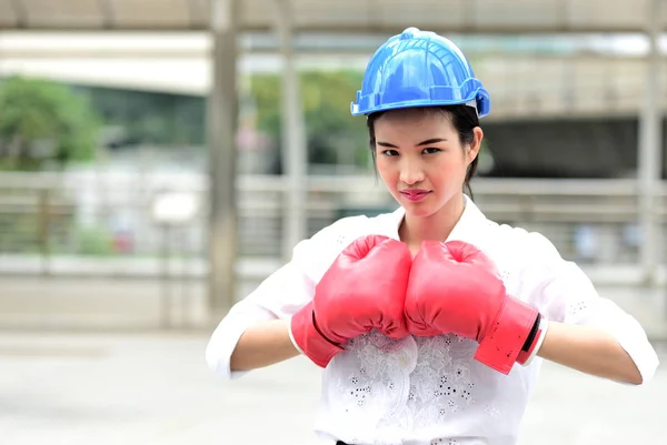 Asiática Arquiteto Feminino Vestindo Luvas Boxe — Fotografia de Stock