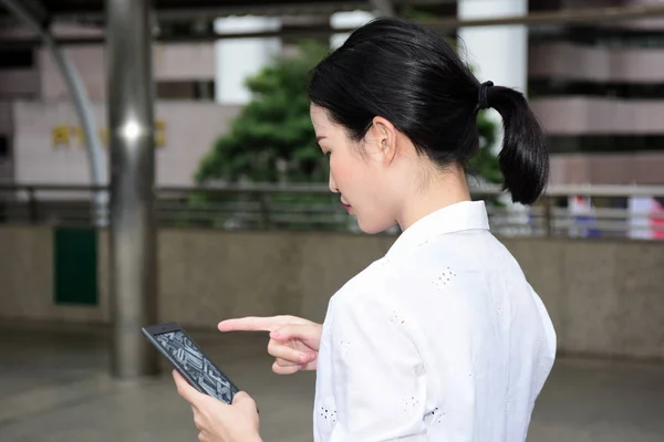 Mujer Asiática Está Utilizando Teléfono Móvil — Foto de Stock