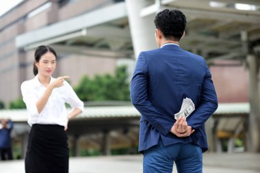 Genç İşadamları para tutan hazırlamak için. Para tutan gri duvardan ayakta mutlu genç işadamı görüntüsü. Gülümseyen iş adamı holding para. İş adamı iş başarı kavramı ile.