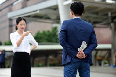 İş adamı, iş kadını için sürpriz gibi para tutuyor.