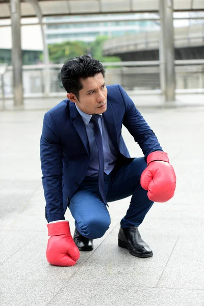 Asiático Homem Negócios Está Vestindo Luvas Boxe — Fotografia de Stock