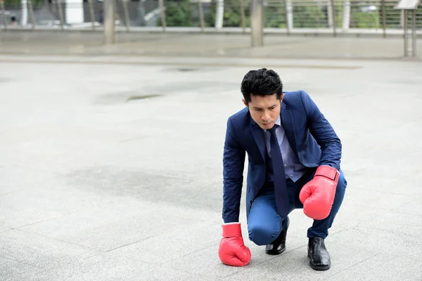 Asiático Homem Negócios Está Vestindo Luvas Boxe — Fotografia de Stock