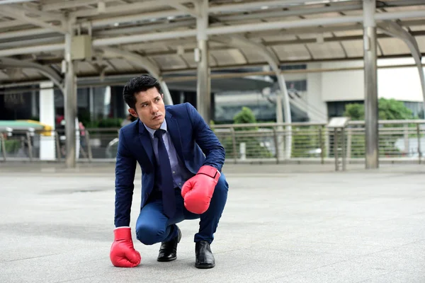 Asiático Homem Negócios Está Vestindo Luvas Boxe — Fotografia de Stock