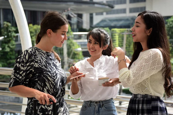 Tres Mujeres Jóvenes Están Hablando Usando Teléfonos Móviles — Foto de Stock