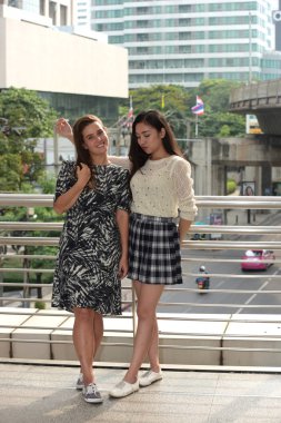 Mutlu genç kız arkadaşlar sarılıyor