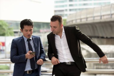 İş adamları birbirleriyle konuşuyor.