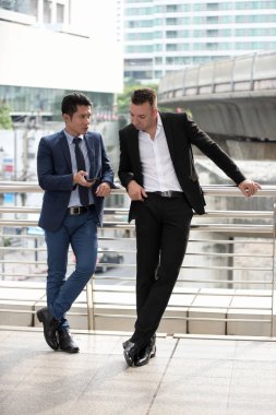 İş adamları birbirleriyle konuşuyor.