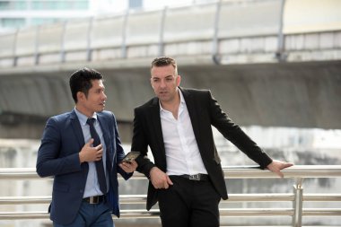 İş adamları birbirleriyle konuşuyor.