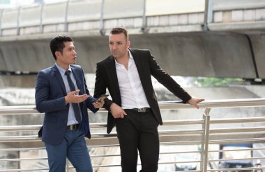 İş adamları birbirleriyle konuşuyor.