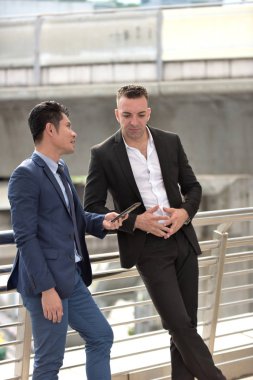 İş adamları birbirleriyle konuşuyor.