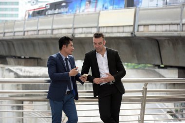 İş adamları birbirleriyle konuşuyor.