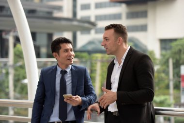 İş adamları birbirleriyle konuşuyor.