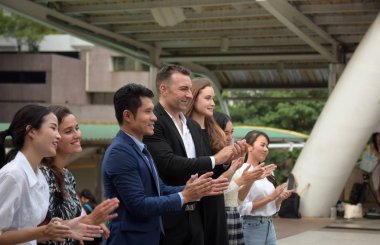 Başarılı iş ekibi alkışlıyor.