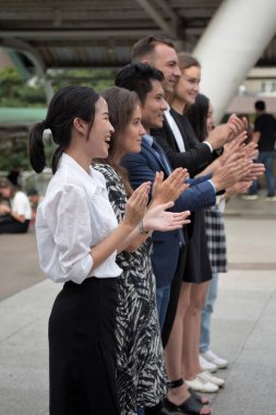 Başarılı iş ekibi alkışlıyor.