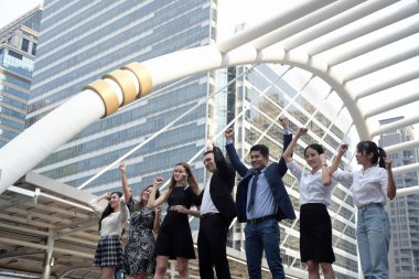 Şehir merkezinde başarılı bir iş ekibi.