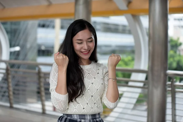 Портрет Счастливой Молодой Азиатки — стоковое фото