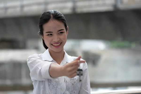 Счастливая Молодая Азиатка Держит Ключи — стоковое фото