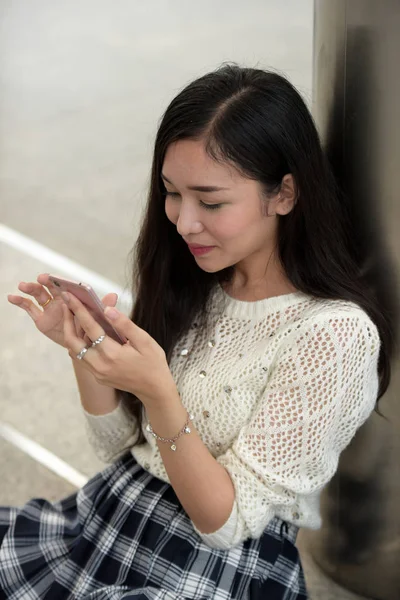 Молодая Азиатка Пользуется Мобильным Телефоном — стоковое фото