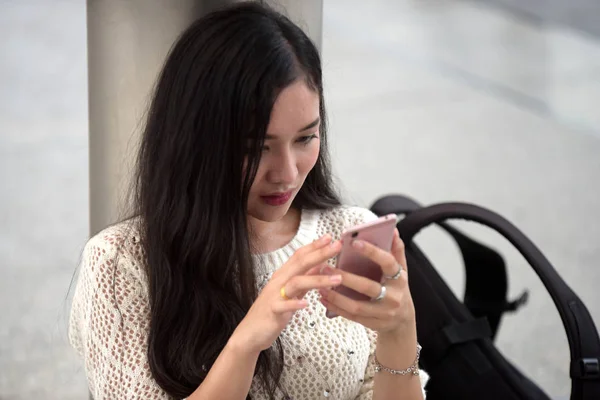 Joven Asiática Mujer Está Sentado Suelo Ciudad Uso Teléfono Móvil — Foto de Stock