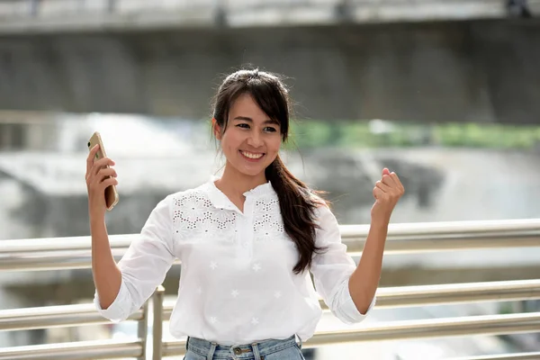 Feliz Joven Mujer Asiática — Foto de Stock