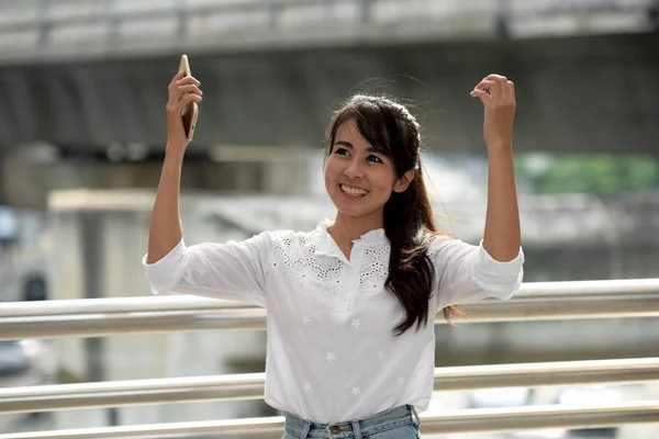 Glücklich Junge Asiatische Frau — Stockfoto