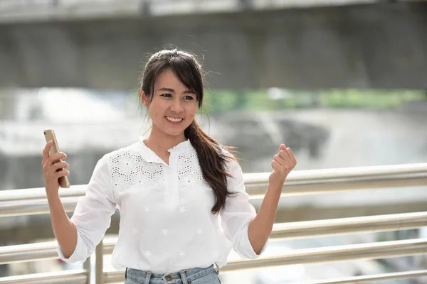 Glücklich Junge Asiatische Frau — Stockfoto