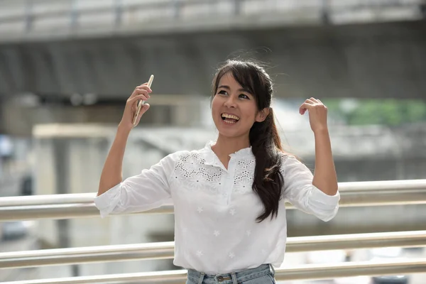 Glücklich Junge Asiatische Frau — Stockfoto
