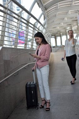 Şehirde cep telefonu kullanan iki kız.