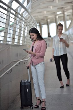 Şehirde cep telefonu kullanan iki kız.