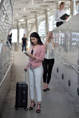 Şehirde cep telefonu kullanan iki kız.