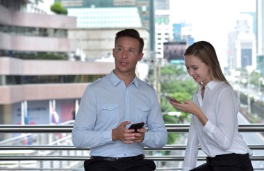 Erkek ve kadın cep telefonunu kullanarak