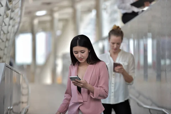 Two Girls Using Mobile Phones City — Stock Photo, Image