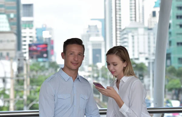 Hombre Mujer Usando Teléfono Móvil — Foto de Stock