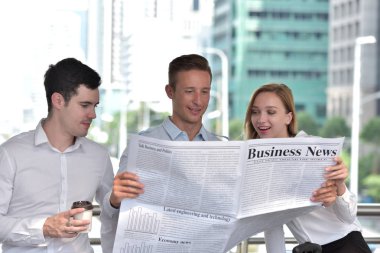 Üç iş adamı gazete okuyor ve şehir merkezinde tartışıyorlar.