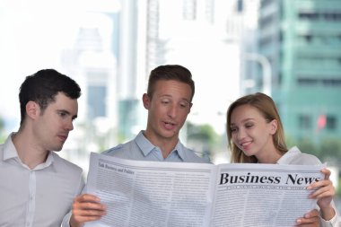 Üç iş adamı gazete okuyor ve şehir merkezinde tartışıyorlar.