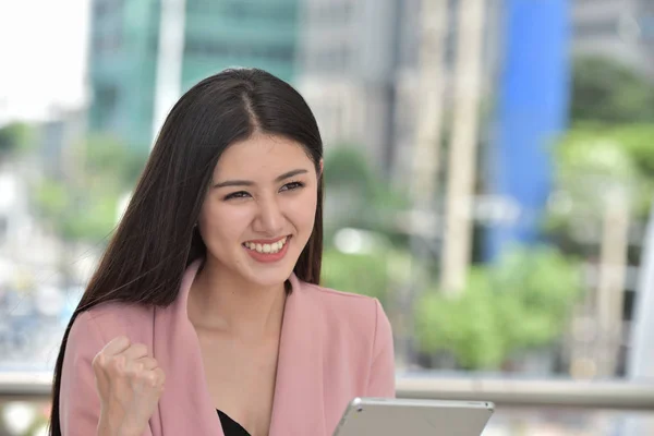 Asiatische Geschäftsfrau Mit Digitalem Tablet — Stockfoto