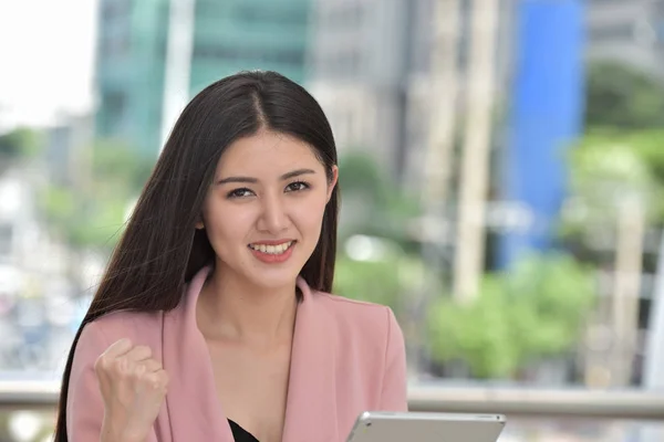 Asiatische Geschäftsfrau Mit Digitalem Tablet — Stockfoto