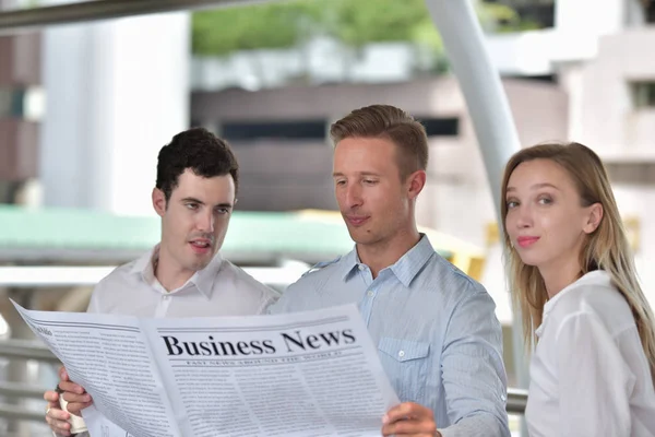 Três Empresários Estão Lendo Jornal Discutindo Centro Cidade — Fotografia de Stock