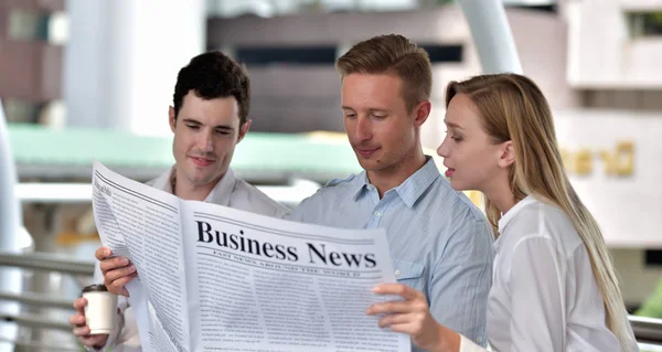 Трое Бизнесменов Читают Газету Обсуждают Центре Города — стоковое фото