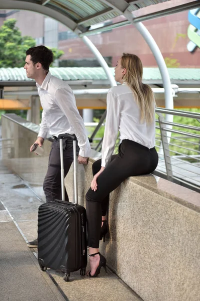 Man Woman Baggage City Center — Stock Photo, Image