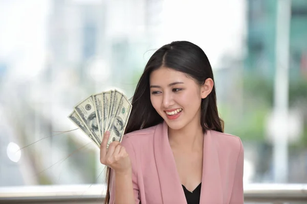 Asiatin Besitz Von Dollarnoten — Stockfoto