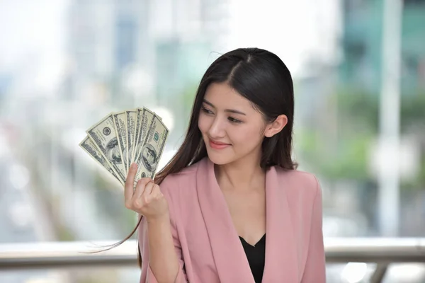Asiatin Besitz Von Dollarnoten — Stockfoto