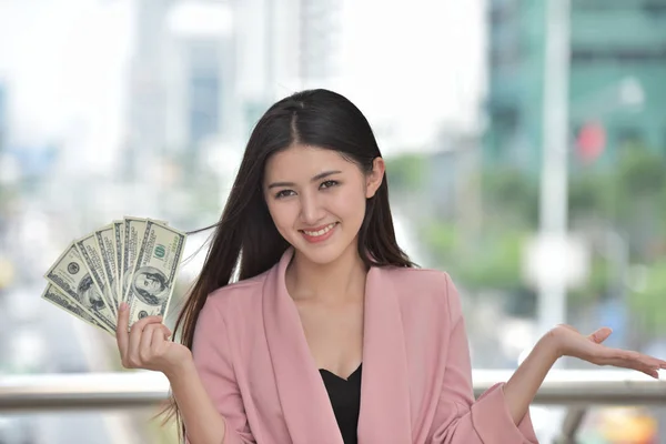 Mulher Asiática Segurando Notas Dólar — Fotografia de Stock
