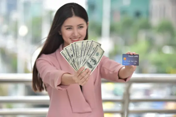 Asiatin Mit Dollarnoten Und Kreditkarte — Stockfoto