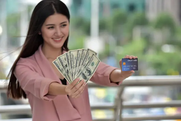 Asiatin Mit Dollarnoten Und Kreditkarte — Stockfoto