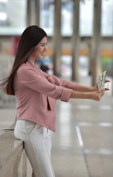 Mulher Asiática Segurando Notas Dólar Cartão Crédito — Fotografia de Stock