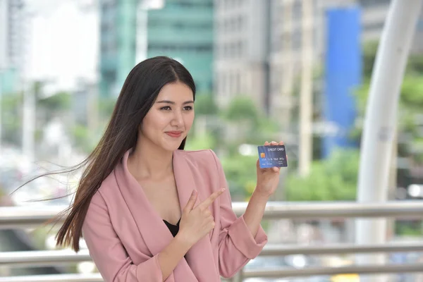 Asiatin Mit Kreditkarte — Stockfoto
